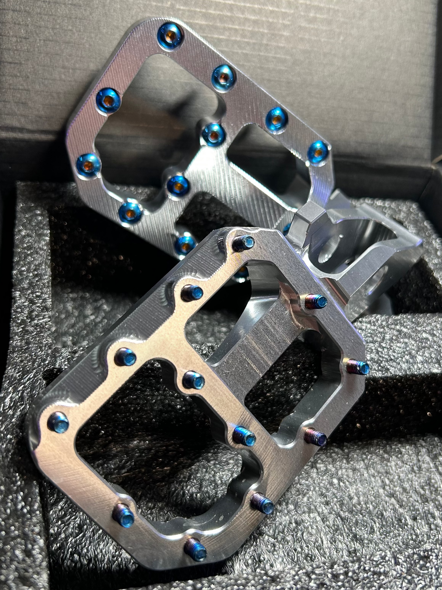 Surron Ultra Bee Square Pegs With Burnt Blue Traction Screws